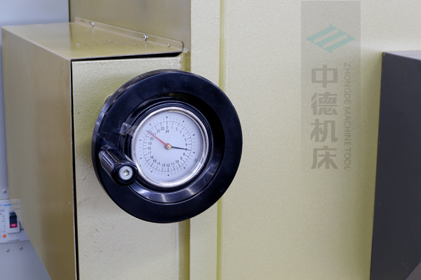 ZDG-832刀片間隙調(diào)節(jié)裝置，設(shè)置在機(jī)架前面，并有刻度顯示，調(diào)節(jié)方便.jpg