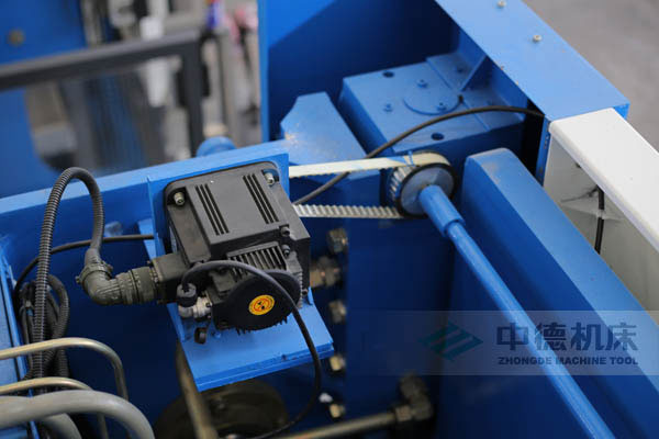 ZDPK-10032配有Y軸伺服定位功能，能精確有效提高Y軸精度，并使工作效率明顯提高